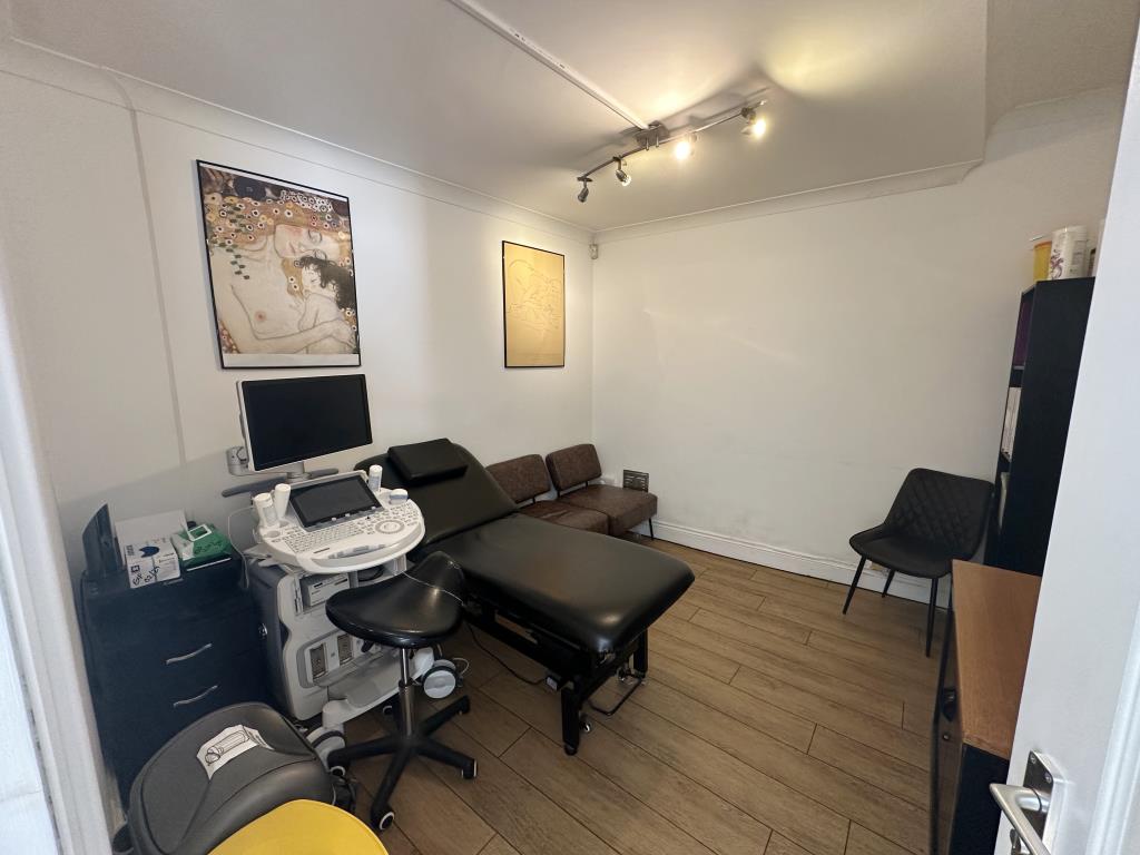 Lot: 73 - MIXED COMMERCIAL AND RESIDENTIAL UNIT FOR INVESTMENT - Commercial Unit Clinic Room